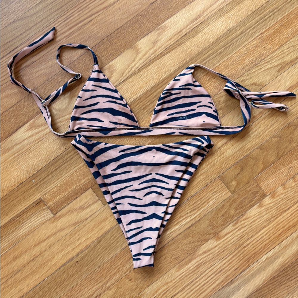 Skatie Swim size Medium Tiger Print top and bottom 🐅🧡🖤